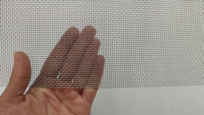 Sita inox Mesh 10 fir 0.6mm ochi 1.94mm latime 1000mm 1 Sită inox Mesh 10 cu ochiuri de 1,94 mm, fotografiată de aproape pentru evidențierea dimensiunii ochiurilor