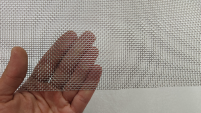 Sita inox Mesh 12 fir 0.5mm ochi 1.61mm latime 1000mm 1 Sită inox Mesh 12 cu ochiuri de 1,61 mm, fotografiată de aproape pentru evidențierea dimensiunii ochiurilor.