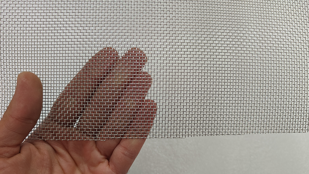 Sita inox Mesh 12 fir 0.5mm ochi 1.61mm aLL industriaL Sită inox Mesh 12 cu ochiuri de 1,61 mm, fotografiată de aproape pentru evidențierea dimensiunii ochiurilor.
