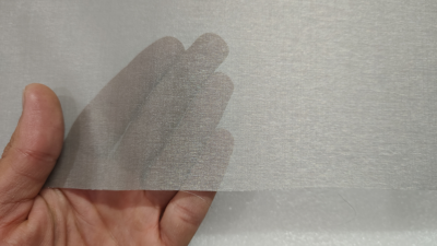 Sita inox Mesh 150 fir 0.065mm ochi 0.10mm latime 1000mm 1 Sită inox Mesh 150 cu ochiuri de 0,10 mm, fotografiată de aproape pentru evidențierea dimensiunii ochiurilor.