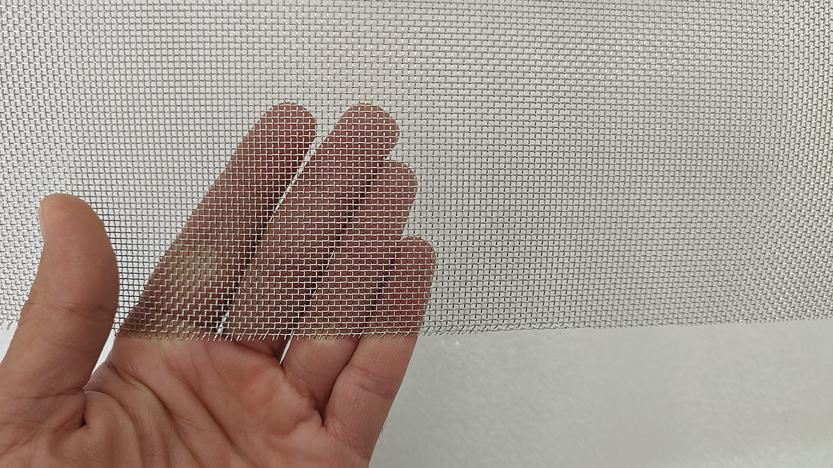 Sita inox Mesh 16 fir 0.37mm ochi 1.21mm aLL industriaL Sită inox Mesh 16 cu ochiuri de 1,21 mm, fotografiată de aproape pentru evidențierea dimensiunii ochiurilor.