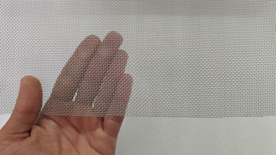 Sita inox Mesh 16 fir 0.37mm ochi 1.21mm latime 1000mm 1 Sită inox Mesh 16 cu ochiuri de 1,13 mm, fotografiată de aproape pentru evidențierea dimensiunii ochiurilor.
