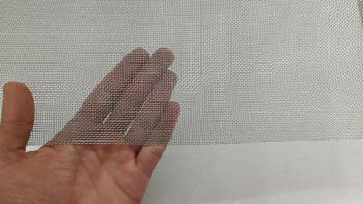 Sita inox Mesh 18 fir 0.4mm ochi 1.01mm latime 1000mm 1 Sită inox Mesh 18 cu ochiuri de 1,01 mm, fotografiată de aproape pentru evidențierea dimensiunii ochiurilor.