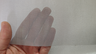 Sita inox Mesh 50 fir 0.2mm ochi 0.30mm latime 1000mm 1 Sita inox Mesh 50 fir 0.2mm ochi 0.30mm latime 1000mm, fotografiată de aproape pentru evidențierea dimensiunii ochiurilor.